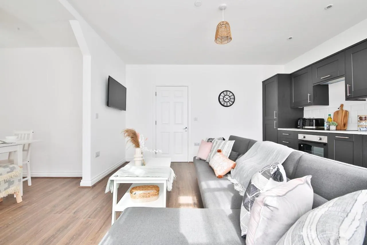 Stayright Spacious Apartments With Private Parking- 15-Minute Stroll To Town Centre Cardiff