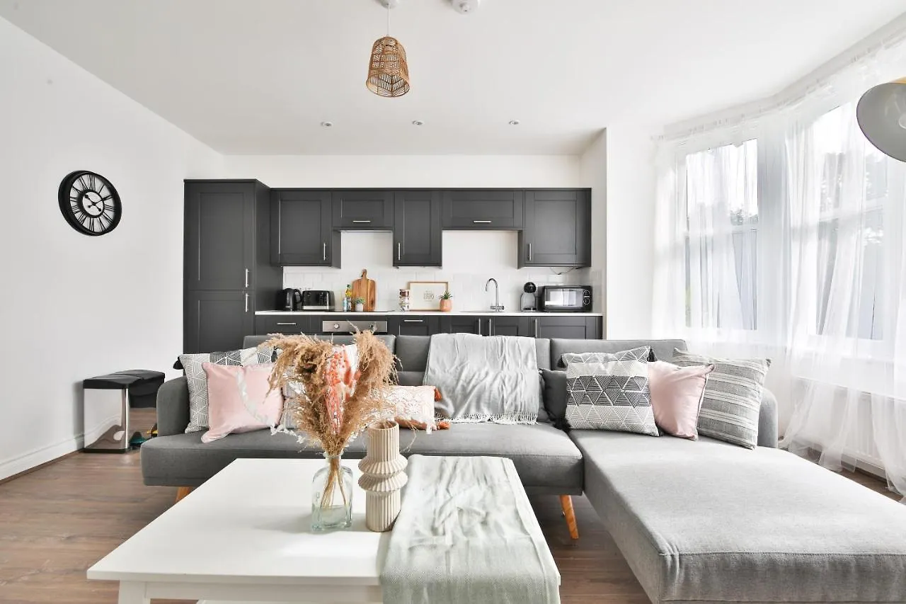 Stayright Spacious Apartments With Private Parking- 15-Minute Stroll To Town Centre Cardiff